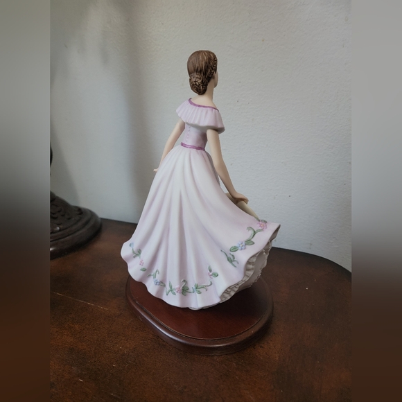 "Virginia Lynn" Figurine - Picture 5 of 6